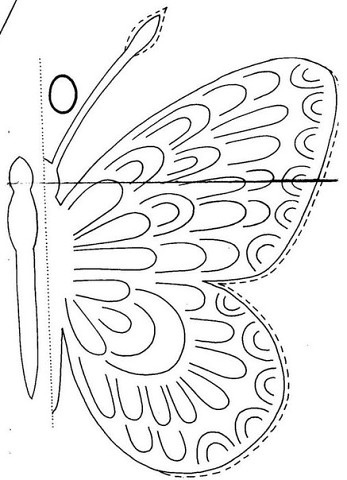 Объемные бабочки из бумаги Выполнены эти бабочки в технике «симметричное вырезание». 1. Для симметричного вырезания складываем бумагу пополам.Прикладываем шаблон и закрепляем его скрепками или