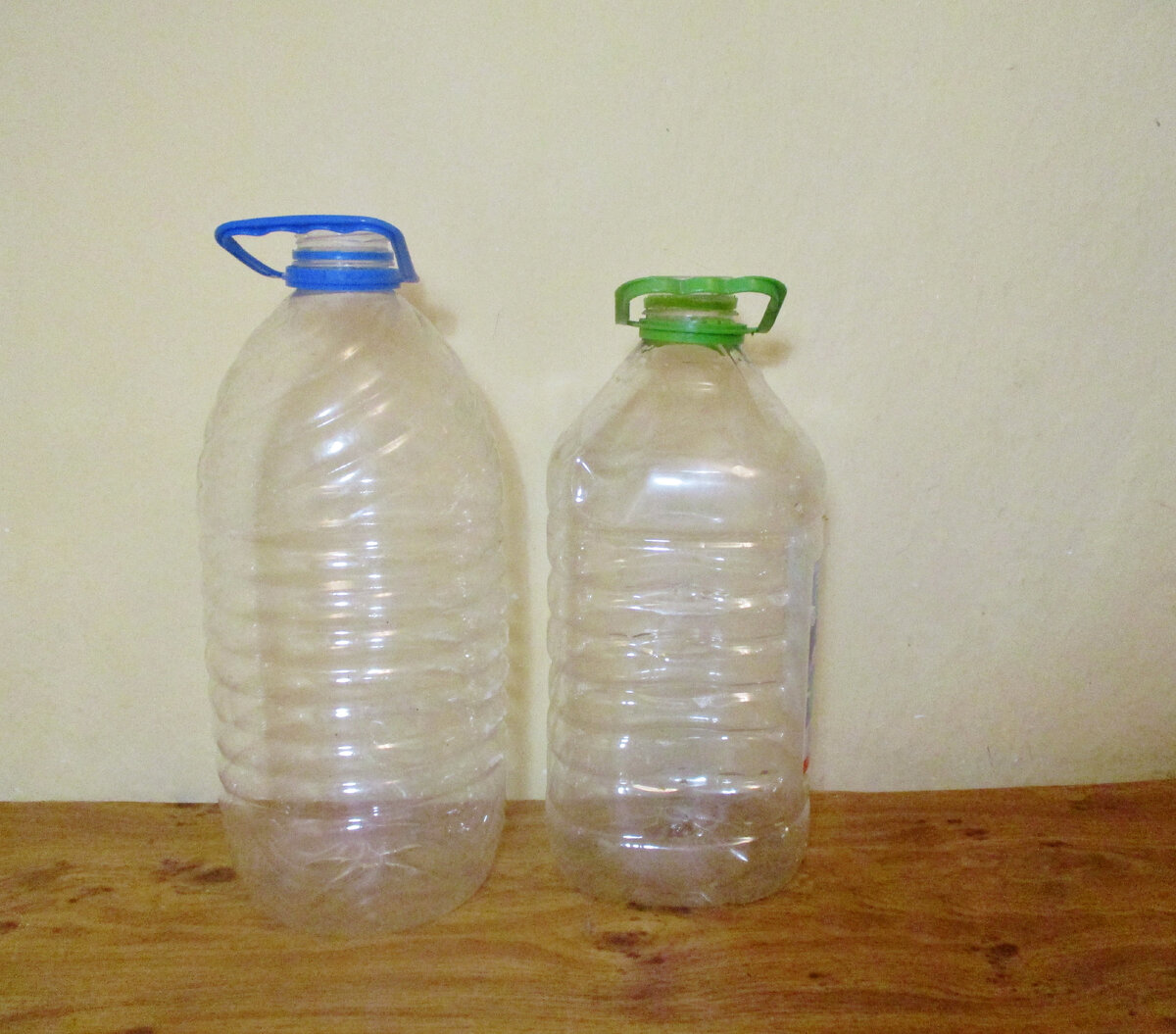 Отличное применения больших пластиковых бутылок на даче.