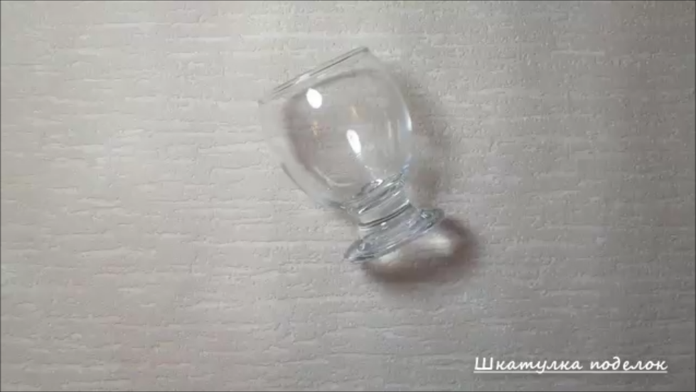 Красивая идея декора стеклянного бокала.