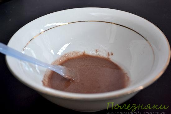 Добавьте в горячий вазелин какао-порошок