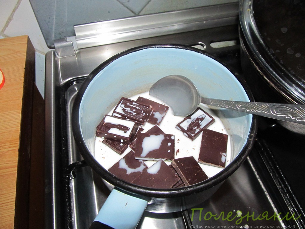 Растапливаем шоколад в молоке 