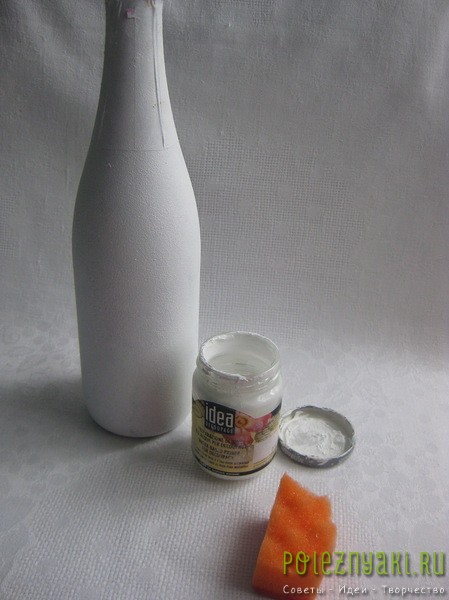 Покрыть бутылку акриловой краской белого цвета