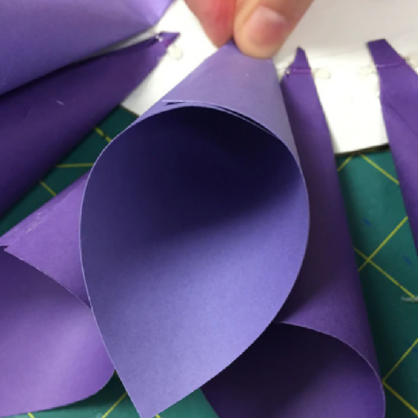 Декор интерьера цветной бумагой: создаем объемный георгин по простой инструкции