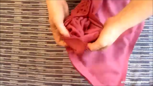 Взяла ткань и сделала декоративную подушку для дома.