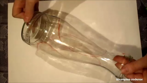 Необычная идея вазы из стеклянной бутылки и яичной скорлупы.