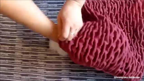 Взяла ткань и сделала декоративную подушку для дома.