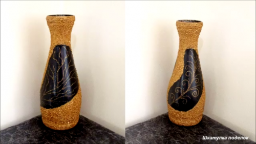 Необычная идея вазы из стеклянной бутылки и яичной скорлупы.