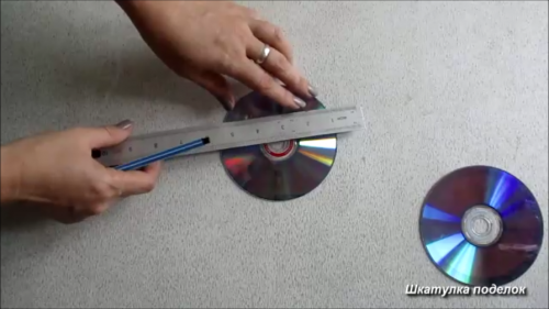 Из DVD дисков можно сделать замечательную и нужную поделку.