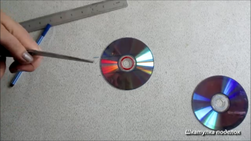 Из DVD дисков можно сделать замечательную и нужную поделку.