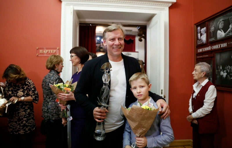Приемный сын Виктора Ракова хочет стать актером, как отец. Отношения в семье, где есть еще родная дочь