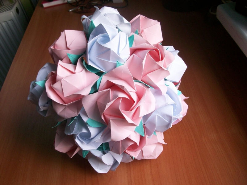 Как квадрат бумаги сложить в прекрасную розу. Без клея и ножниц