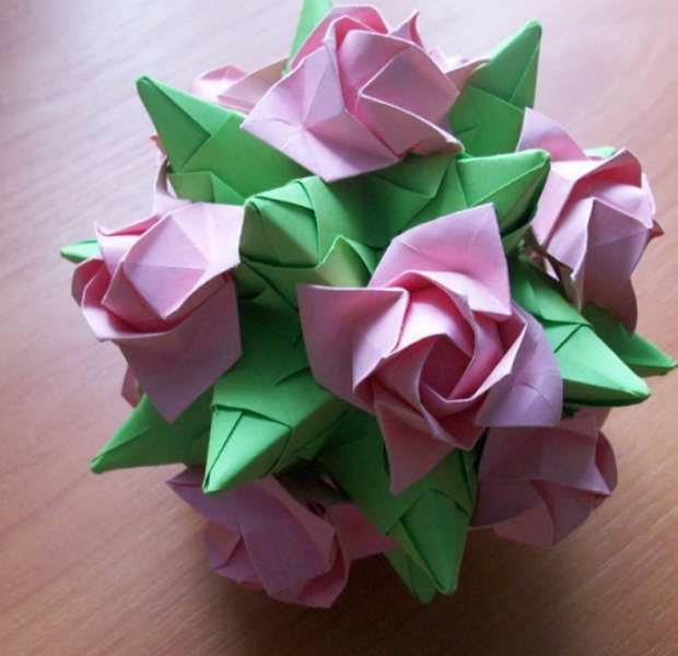Мало кто умеет складывать розы из квадрата бумаги без клея и ножниц. Научитесь первым