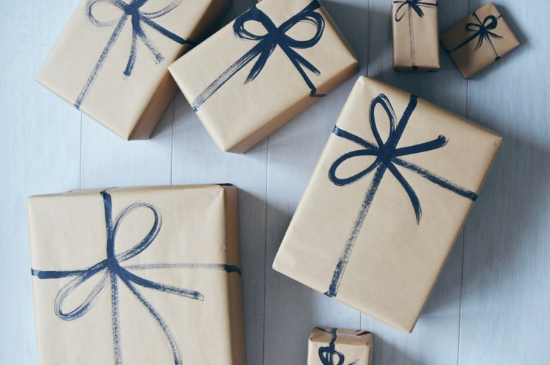 3 простых и стильных способа крафтовой упаковки подарка