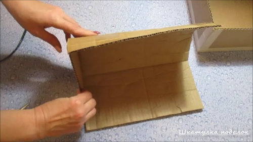 Не выбрасывайте картонные коробки, из них можно сделать очень красивую и необычную вещь для дома.